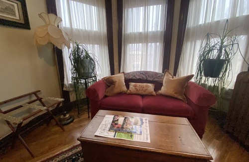 St. Joseph Bed & Breakfast | Vineyard Mansion - Crown Room - 1 Queen Bed
