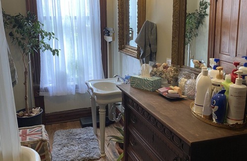 St. Joseph Bed & Breakfast | Vineyard Mansion - Crown Room - 1 Queen Bed