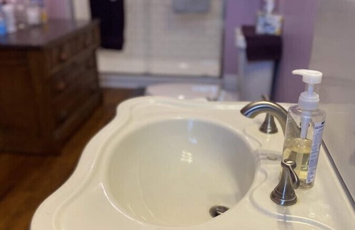 St. Joseph Bed & Breakfast | Vineyard Mansion - Lincoln Room - 1 Queen Bed