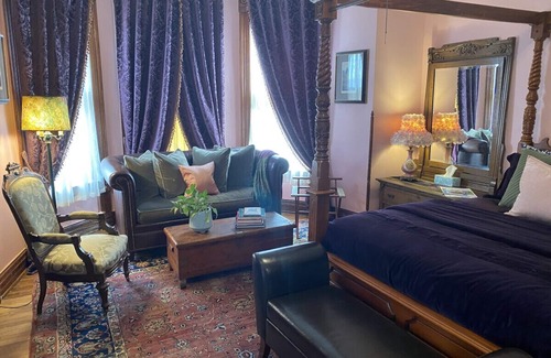 St. Joseph Bed & Breakfast | Vineyard Mansion - Lincoln Room - 1 Queen Bed