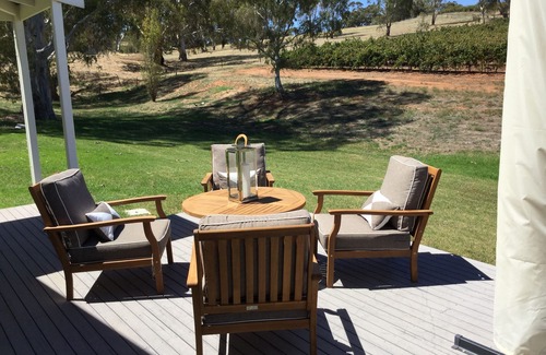 Spring Farm House | Vineyard views, large deck, Pet friendly, WiFi, Netflix, Pool, Firepit, Aircon