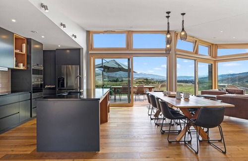 Lowburn House | Vino and Views - Bannockburn Holiday Home