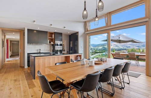 Lowburn House | Vino and Views - Bannockburn Holiday Home