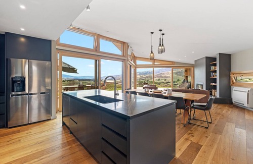 Lowburn House | Vino and Views - Bannockburn Holiday Home