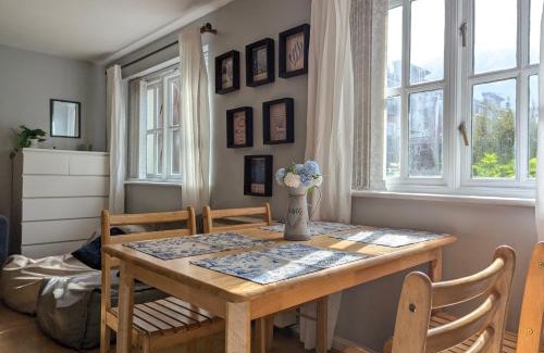 St George's Quarter Apartment | Vintage 2-bed City Centre Gem Free Parking