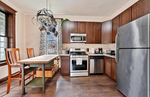 Berwyn Apartment | Vintage 3 Bed Condo in Chicagolands Trendy Berwyn condo