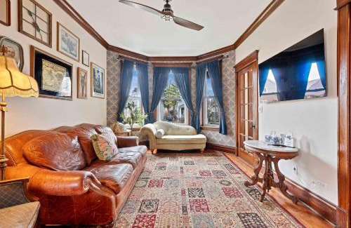 Berwyn Apartment | Vintage 3 Bed Condo in Chicagolands Trendy Berwyn condo