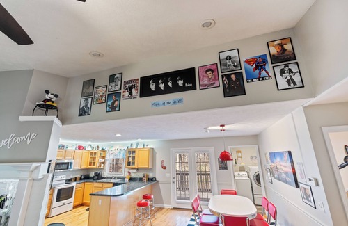 Bon Aqua Cabin | Vintage 50's & 60's theme Country Home on Wooded Acres near Franklin, Tennessee