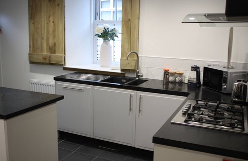 Lower Largo Apartment | Vintage Beach House - a calm, stylish space by the beach.