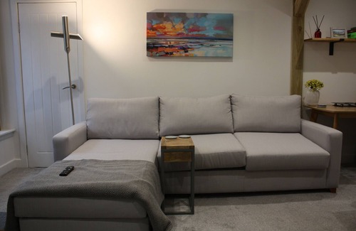 Lower Largo Apartment | Vintage Beach House - a calm, stylish space by the beach.