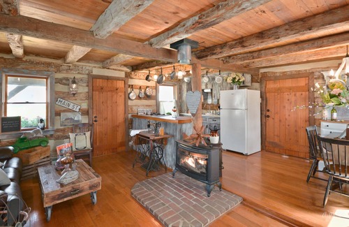Middletown Cabin | Vintage cabin in the ❤️ of Middletown , MD. Pet friendly and prime location.