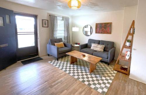 Twin Falls Apartment | Vintage Casita - 2 Bed, Pet Friendly!