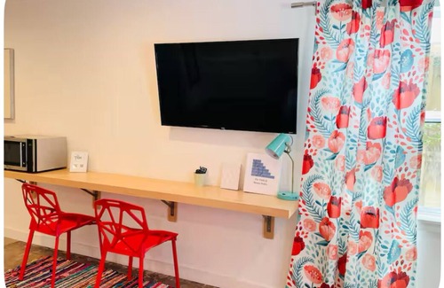 Hyde Park Apartment | Vintage Chalet Studio 6 Creative Walkable Montrose H-Town Favorite!