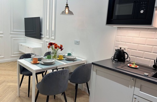 Stradom Apartment | Vintage Charm in Old Town Krakow -8 min walk to Krakow’s Main Square! Sleeps 6