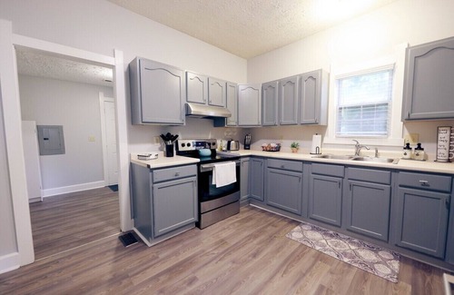 Near Northside House | Vintage Charm-Modern Comfort - 2BR Townhome -Near Downtown