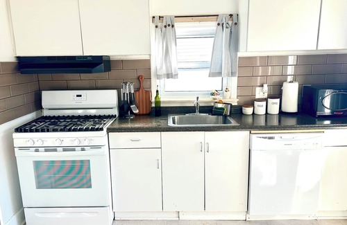 Hazel Park House | Vintage colorful retreat, near downtown Detroit, 2BR, AC, free private parking