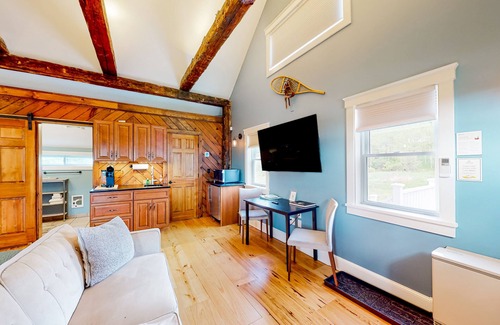 Waterbury Center Apartment | Vintage farmhouse studio with on-site hot tub - near year-round recreation
