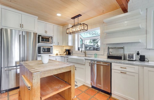 Larkspur House | Vintage Farmhouse w/Hot Tub in Larkspur