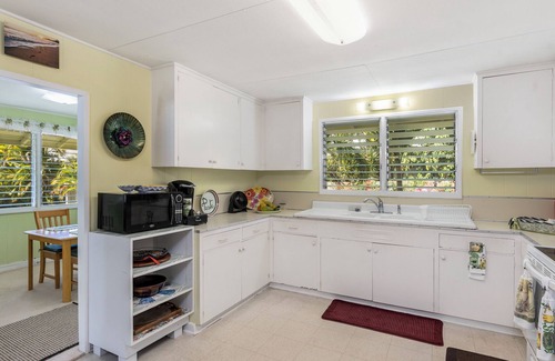 Kalama Tract House | 🌴 Vintage Hawai'ian style beach home with 2 bedrooms AC 🌴