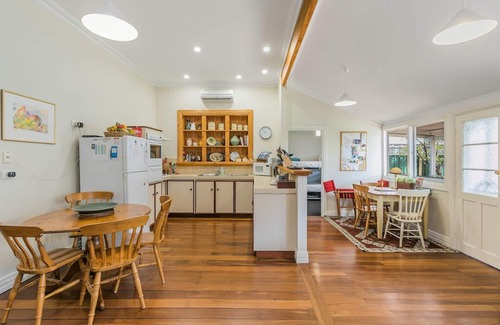 Busselton House | Vintage home, close to the beach and township. Walk everywhere.