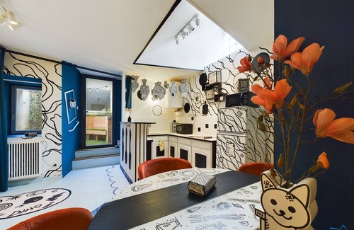 Longue-Jumelles Apartment | Vintage Immersive Art Apartment