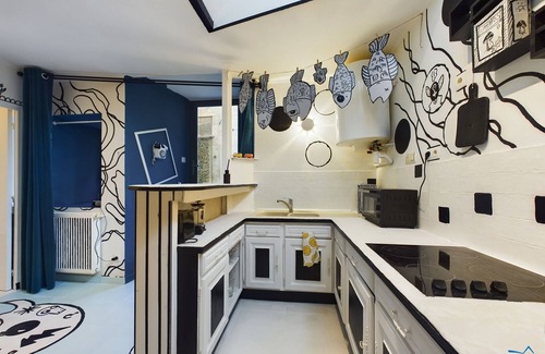 Longue-Jumelles Apartment | Vintage Immersive Art Apartment