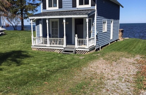Kent Cottage | Vintage Lake Ontario cottage built in 1902.