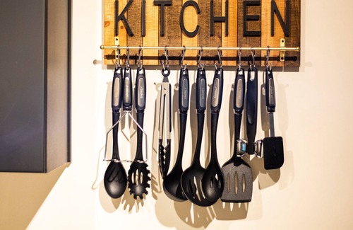 Greater East End House | VINTAGE meets MODERN- 1 KING 2 QUEEN Town Home