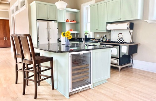 East Town Condo | Vintage Modern Vibe Condominium