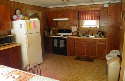 Livermore Cottage | Vintage Rustic Cottage on Brettun’s Pond, boat accessible, PET FRIENDLY!