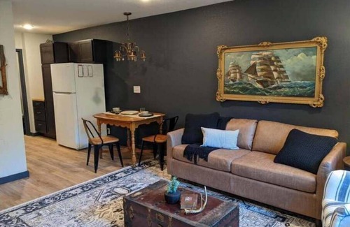 Manhattan House | Vintage Ships Inn Duplex