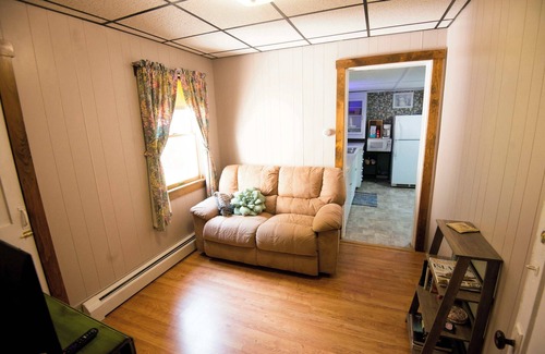 Dexter Apartment | Vintage-styled 1-bedroom apartment in delightful Dexter with AC