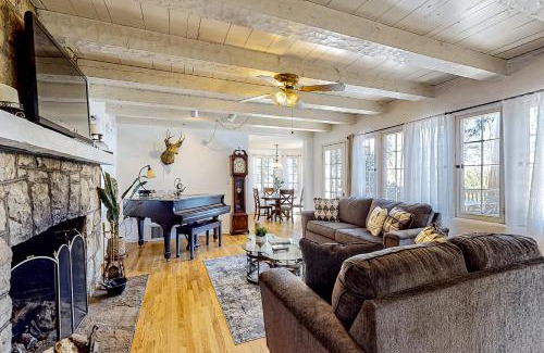 Lake Arrowhead House | Vintage Village Walk Cottage