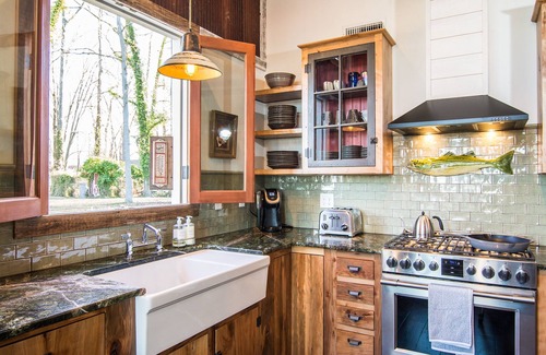 Red Point Cottage | Vintage Waterfront Cottage with Stunning Sunsets