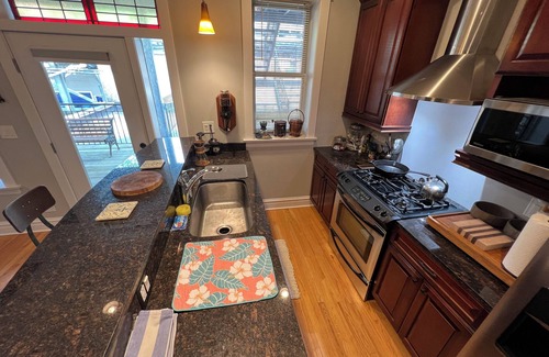 Lakeview Apartment | Vintage Wrigleyville Apartment with Parking