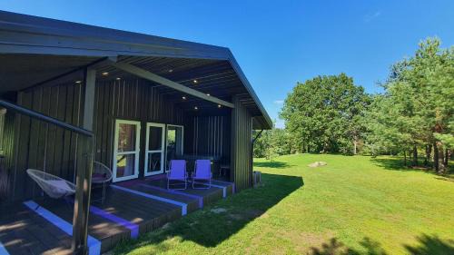 Anyksciai House | VIP Yellow dream house Sodyba Geras geltona žalia raudona violetinė