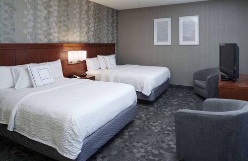 Brookfield Hotel | Visit Mitchell Park Conservatory! 2 Modern Units, Pets Allowed, Indoor Pool!