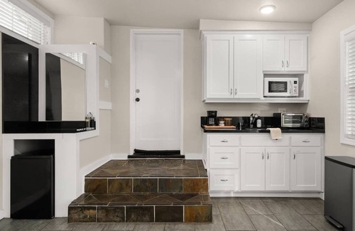 Chico House | Visit our bright, spacious and clean centrally located one bedroom!