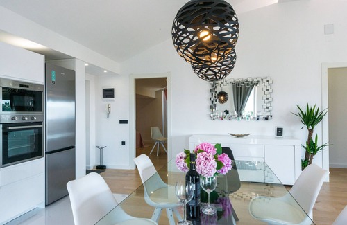 Gornji Kono Apartment | Vista Deluxe Apartment with swimming pool