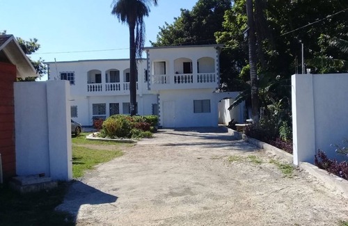 Green Island House | VIVIENNE'S Guest House #A4 King size bed private balcony