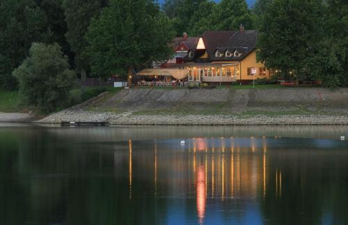 Baja House | Vizafogó Panzió és Étterem
