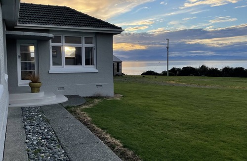 Pahia House | VOGELS BACH- Monkey Island orepuki Spectacular ocean views