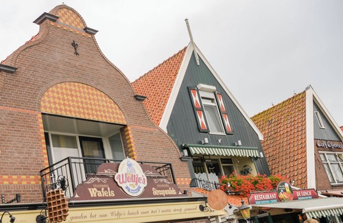 Volendam House | Volendam Old Bridge Residence (R3)
