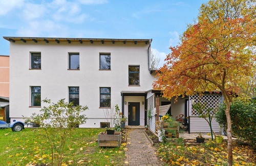 Schmoeckwitz Apartment | Vorstadtoase für 3 - Badewanne, Queensize-Bett, Netflix, Parken, Nähe BER