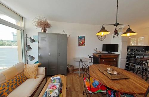 Saint-Pierre-la-Mer Apartment | Vos vacances les pieds dans le sable.
