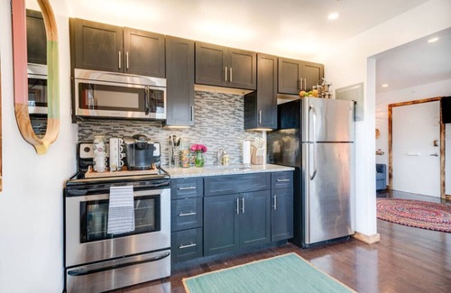 Melrose Condo | VOTED "HAPPIEST" & "MOST JOYFUL" Nash Condo + Pool