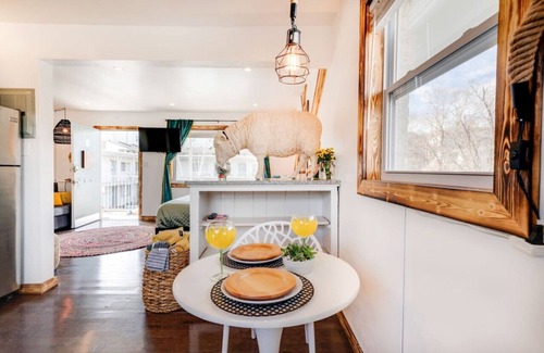 Melrose Condo | VOTED "HAPPIEST" & "MOST JOYFUL" Nash Condo + Pool