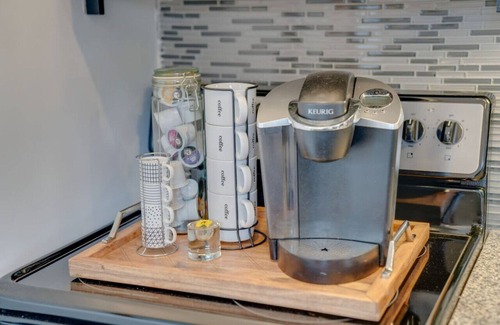 Melrose Condo | VOTED "HAPPIEST" & "MOST JOYFUL" Nash Condo + Pool