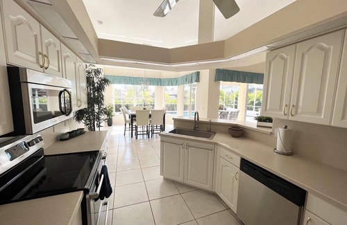 Pelican House | VRCC Villa Alba - waterfront villa with boat dock