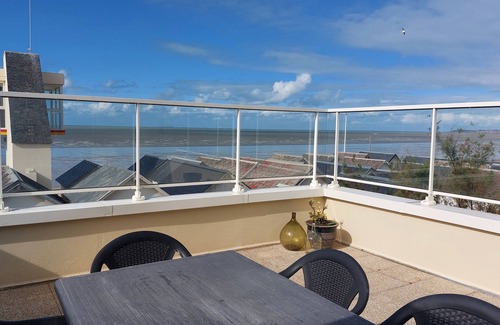 Carolles Apartment | Vue mer Panoramique ! Appartement Duplex à 20 Mètres de la Plage de Sable